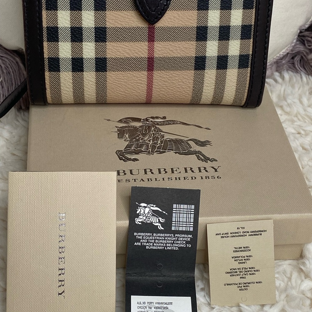 ✅💯Authentic Burberry Checkered Compact Wallet